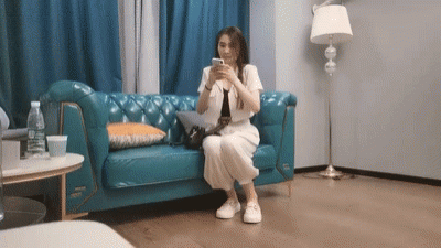 皮蛋小生帶你找週邊長腿小姐姐，騷的很穿情趣護士裝調情，妹子自摸翹起屁股扭動，開檔黑絲大屁股騎乘撞擊
