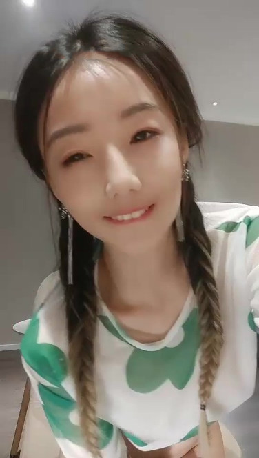 柔情似淼扎著兩個辮子騷氣少婦約炮激情啪啪，開檔肉絲跳蛋震動上位騎坐猛操自慰