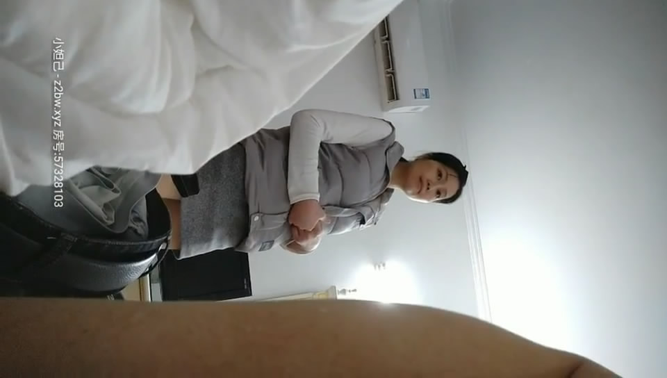 村長出擊路邊小按摩店花了1500元把樣子清純按摩妹約到賓館草第一次外出對著陌生人妹子放不開
