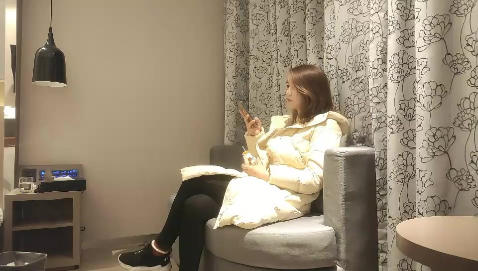 壹屌探花深夜場約了個高顏值大奶妹子啪啪，揉搓奶子舔弄乳交翹起屁股後入猛操