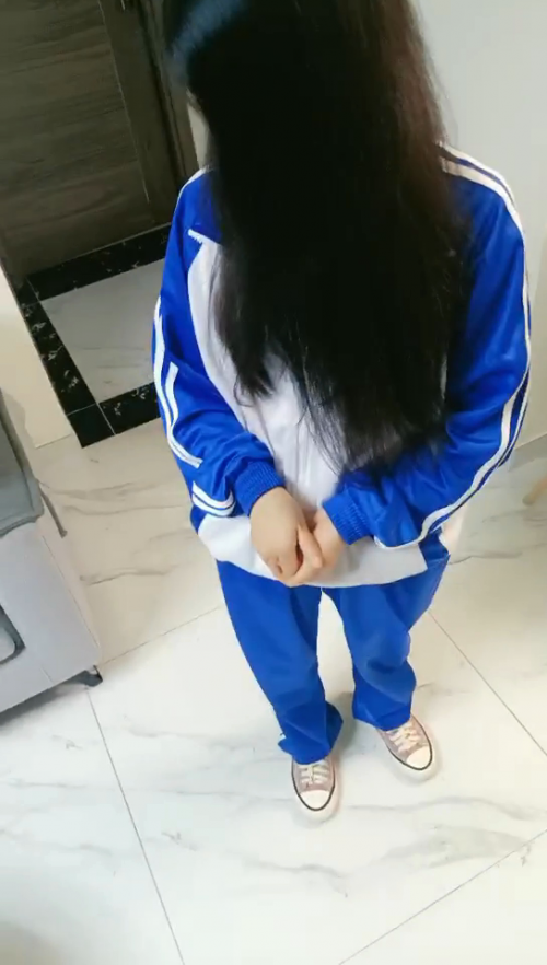 超級稚嫩學生妹拖媽咪找人買初夜,乳房還沒有完全發育陰毛稀疏 一個學生妹一個豐滿少婦4P快樂無窮【MP4/315MB】