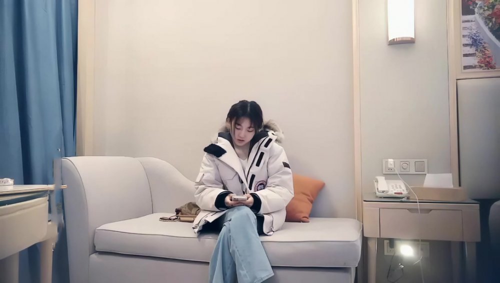 Love小天探花長相清純萌妹，脫掉衣服手上花臂紋身，蹲著口交沙發上被猛操站立后入