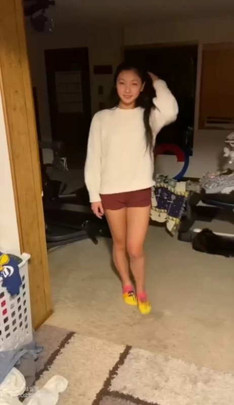 高顏值苗條嫩妹剛出國就被洋人大雞巴征服 每天主動吃雞巴求操