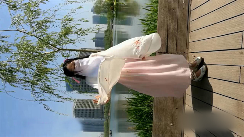 很嫩的漢服清純小姐姐，穿著漢服太美了忍不住扒光她的衣服，趴著就後入，下面太粉太緊了，連叫好疼啊