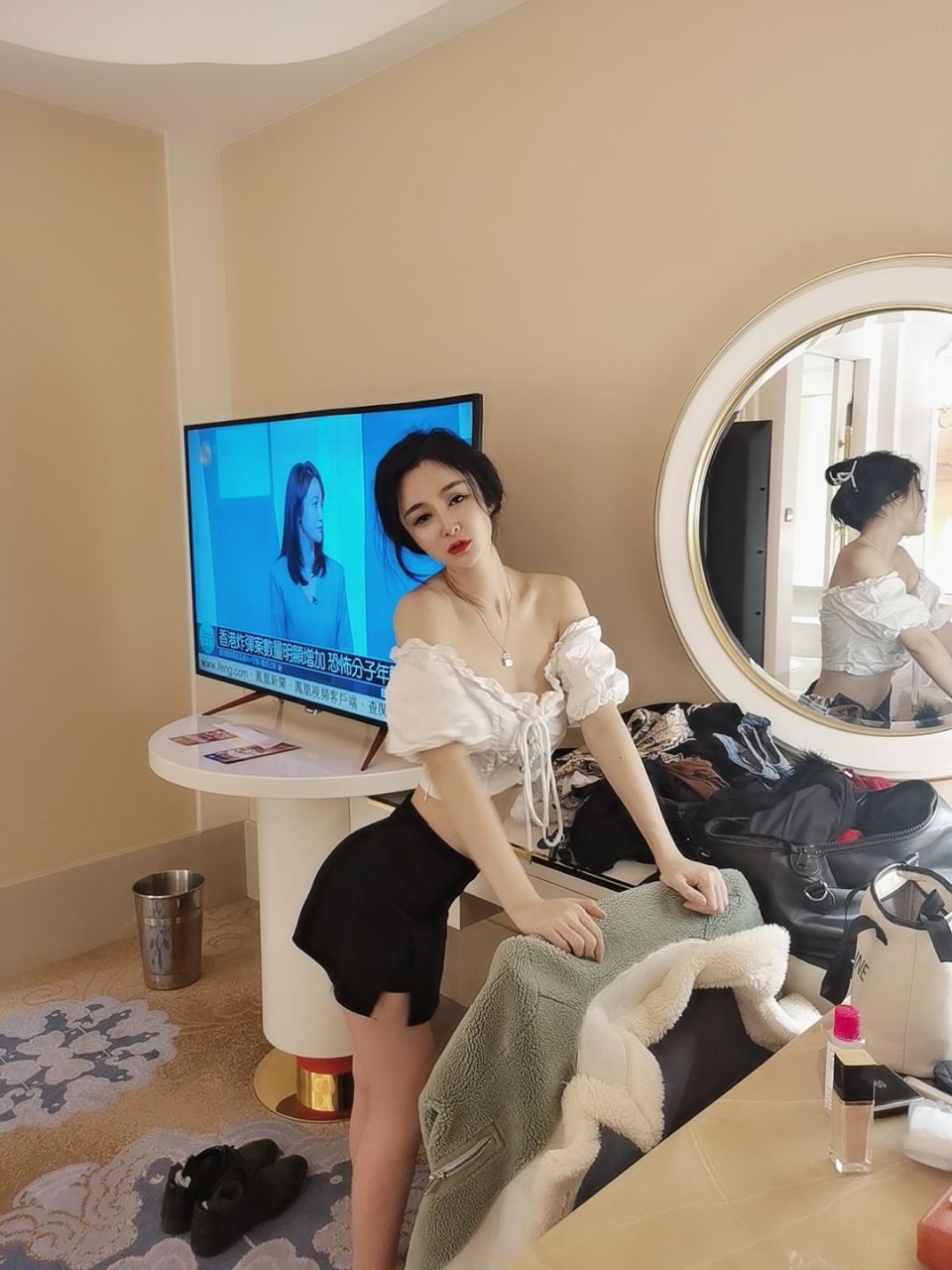高顏值小妮子【迷人蔓】，逛完街吃完飯，回豪華套房，被土豪猥瑣胖男狠狠修理，沒有錢干不到的美女啊！