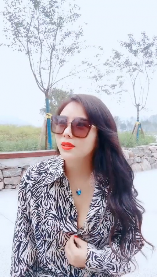 爆乳戶外美嬌娘性感情趣誘惑公園勾引散步路人，口到一半差點翻車來了很多遊客換地接著干 馬路中央爆菊口爆激情潮吹