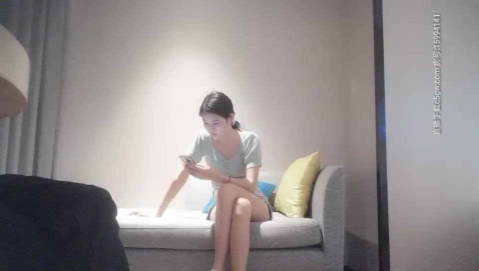 午夜尋花牛仔短褲甜美萌妹子，脫光光摸奶子舔逼鏡頭前扣逼