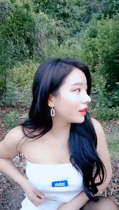 極品美少婦戶外獵物偶遇幸運的山區護林員大叔，估計做夢也想不到日常上班還能豔遇，享受後庭極致潮吹【MP4/545MB】