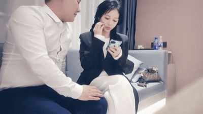 男神丶趙總麻花辮極品氣質週邊美女,高價門票舔奶擼硬,騎上來JB插入抱著屁股猛操,拉著手后入搞一半掉線