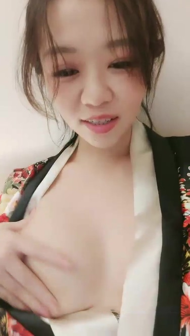 草莓小喵喵性感大屁股少婦居家啪啪，情趣裝特寫口交撥開內褲後入大力猛操【MP4/932MB】