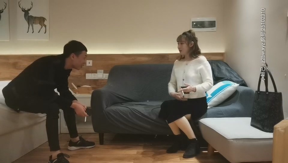 老黃上場，前戲特寫小穴，本場妹子很有鏡頭感，屁股超會迎合