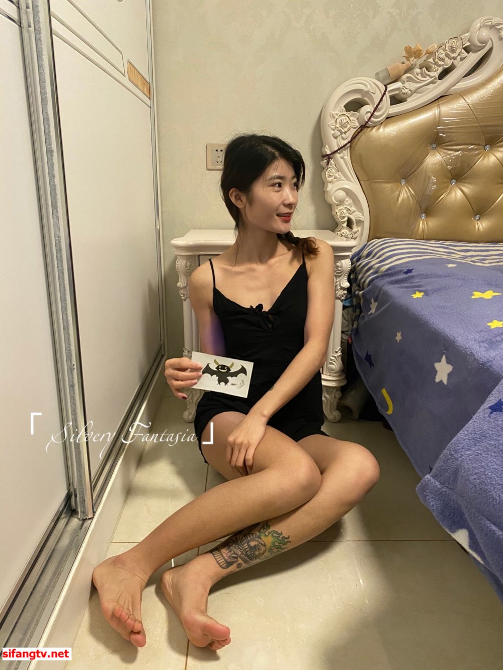 超級美女~骨感古典美~【燦燦】定製舉牌福利，肉棒自慰，浴室尿尿，仰臥起坐！