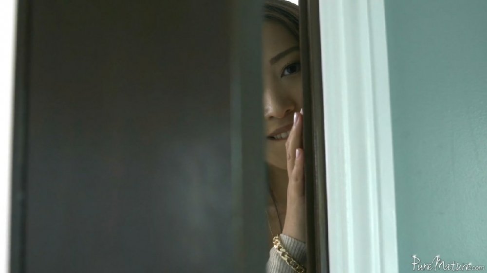 極品爆乳肥臀亞裔李淑娟劇情演繹謎看後兒子洗澡邊自摸受不了衝進浴室勾引與兒子亂倫內射中出很有擼點