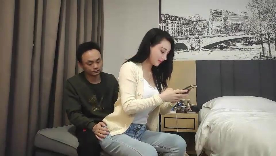 步賓探花第二場約了個牛仔褲性感大奶妹子啪啪，穿上連體絲襪后入騎坐大力抽插猛操