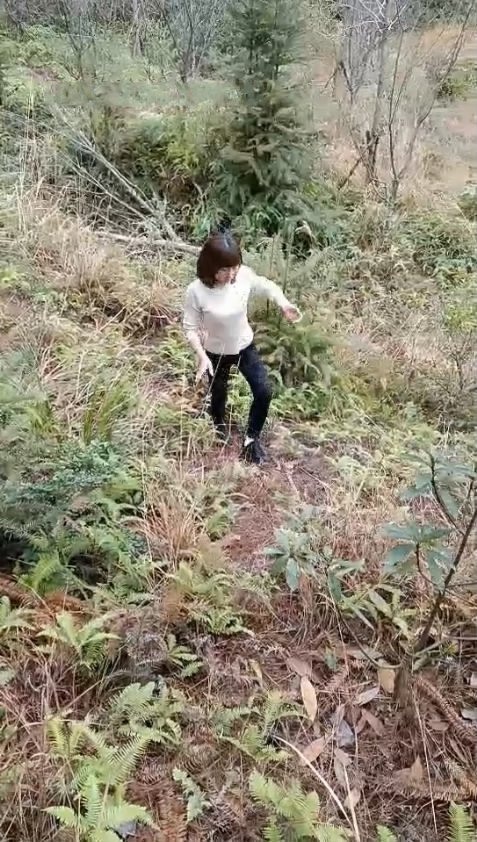 小胖哥因為你的情漂亮苗條小姨子戶外山上野戰扶著樹後入搞的正在性頭上被路人打斷嚇尿了