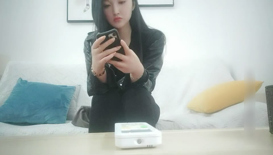 『資深嫖客-逼哥 偷拍高端週邊』甜美又豪放的豐滿少婦 穿上連體網襪 性感至極 老哥在沙發上和少婦大戰兩個回合 要把少婦榨乾的節奏