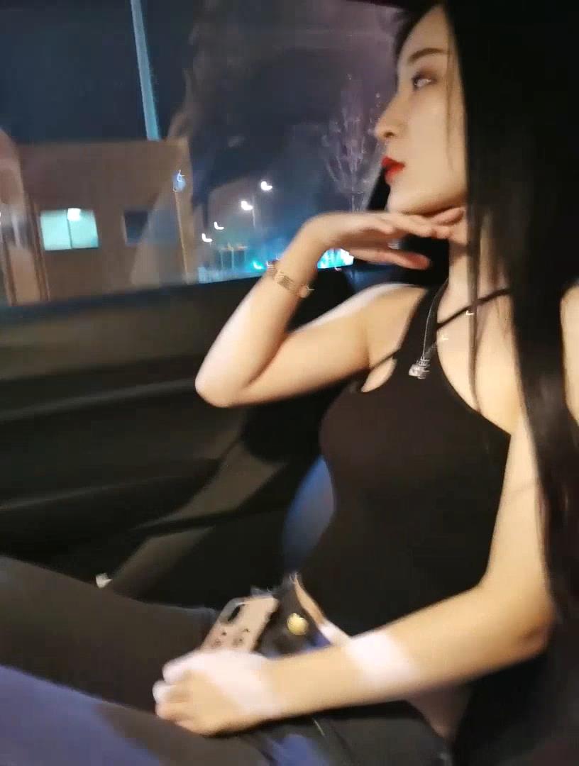 被包養的大美女小姐姐，吃這麼補，回到房裡真是被胖土豪撕裂了操逼，'啊啊啊，老公操我，好爽呀'！