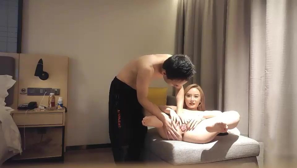 步賓探花深夜場約了個牛仔褲高顏值性感妹子，特寫手指扣逼口交站立后入大力猛操