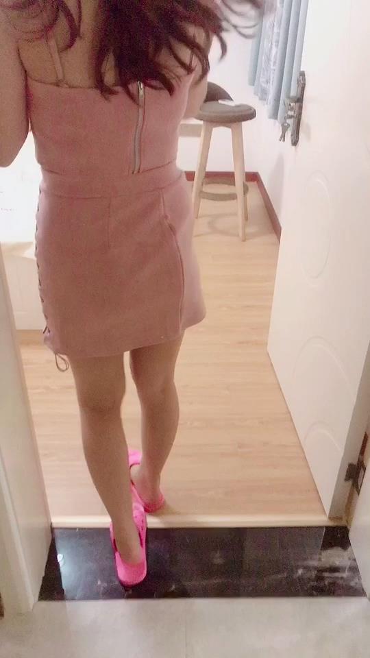 風騷少婦勾引社區帥哥，迫不及待幫忙襪子脫鞋，手就開始亂摸嘴巴著急舔雞巴