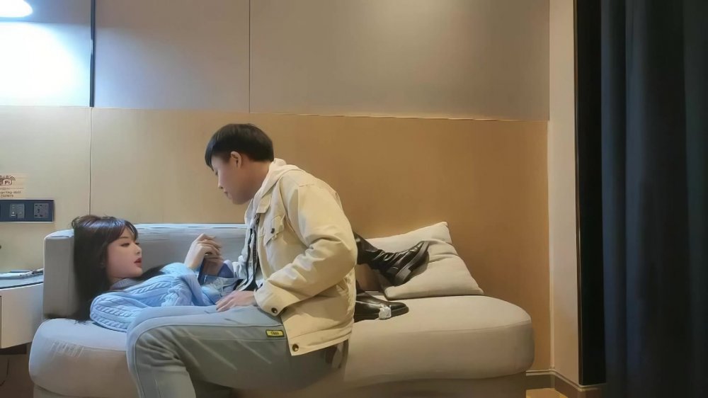 壹屌探花第二場藍衣網紅臉妹子啪啪，口交摸逼抬腿側入上位騎坐大力猛操