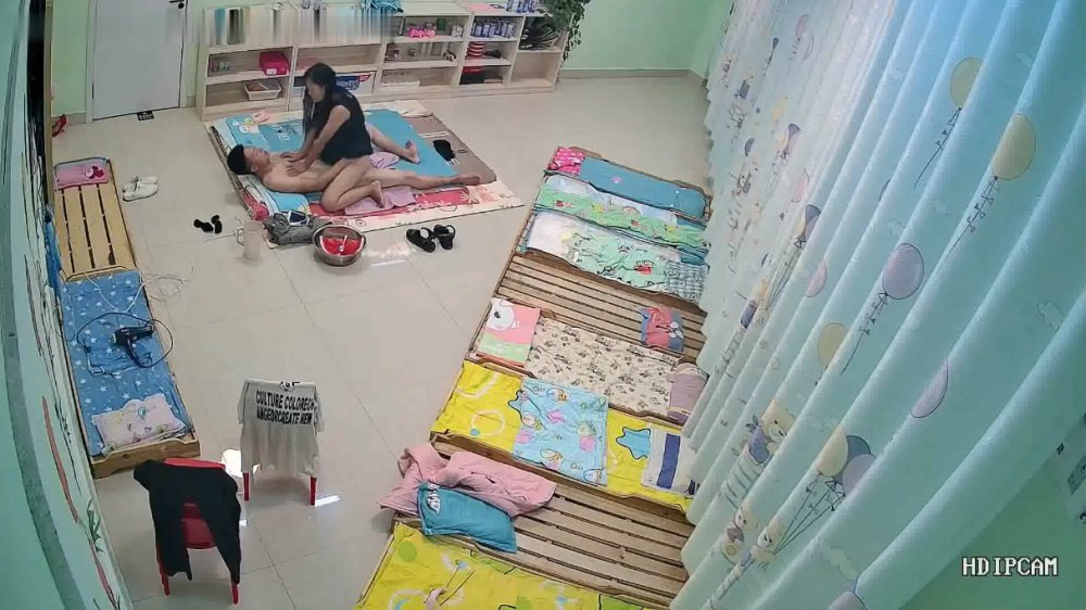 駭客破解幼兒園網路攝像頭監控偷拍幼師美眉被紋身渣渣男友打砸后在幼兒床上強干無套內射