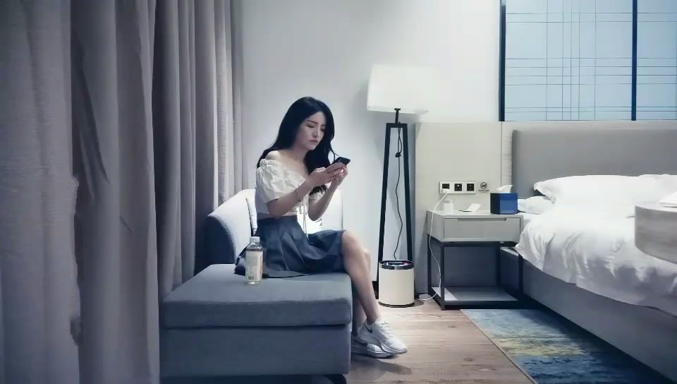 小哥網約一字肩極品性感短裙美女酒店服務，苗條性感