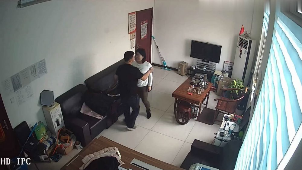駭客破解網路攝像頭監控偷拍好賭少婦欠網貸主動上財務公司辦公室肉償還利息
