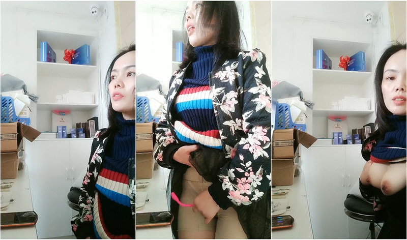 服裝店老闆娘營業期間坐前臺邊一本正經的營業，下面露臊B給你看，也不怕路過行人發現