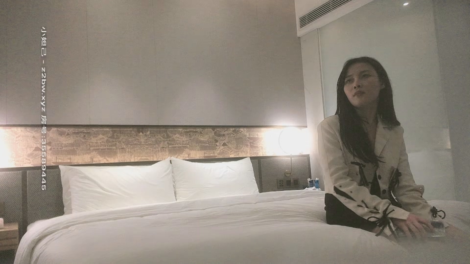 極品女神來襲，老李怒上收益榜，激情熱吻，黑絲襯托白皙肌膚