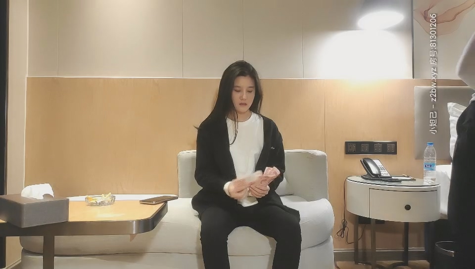 千人斬小陳總上場，約戰神似張碧晨週邊，激戰中途被人推門而入