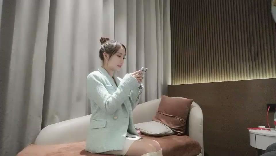 夜晚酒吧勾搭上的丸子頭極品性感美女，粉嫩緊致無毛逼，一層層包裹，皮膚白皙，