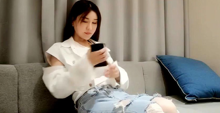 豐臀爆乳的甜美女神，她的奶子好大好大，說話的聲音也是好嗲好嗲