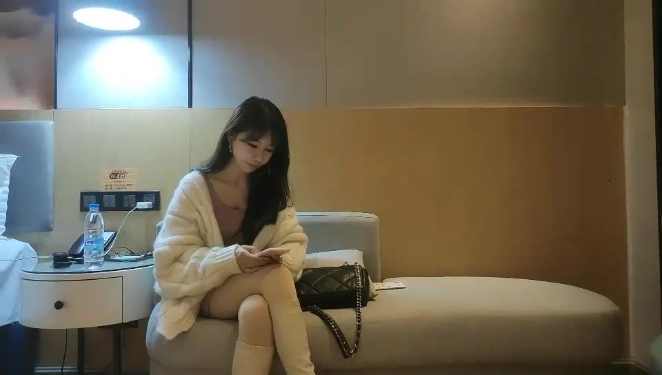 壹屌探花鴨哥上場約了個高顏值白靴性感妹子啪啪，舌吻口交摸逼上位騎坐大力抽插猛操