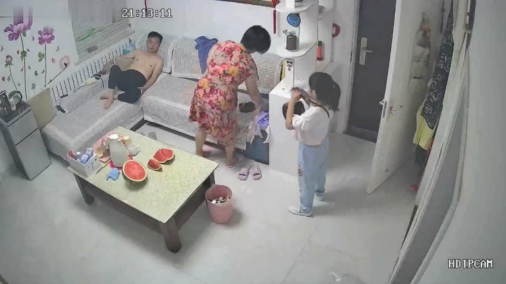 駭客破解家庭網路攝像頭監控偷拍眼鏡少婦洗完澡和丈夫在客廳沙發上啪啪