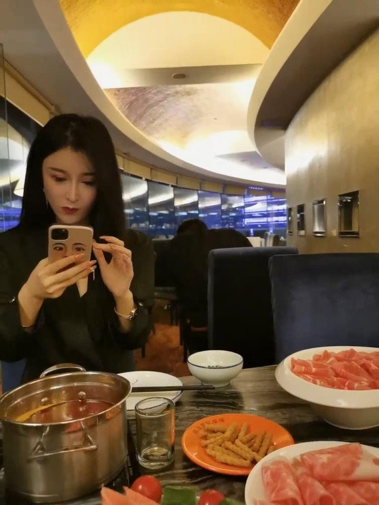 被包養的大美女小姐姐，吃這麼補，回到房裡真是被胖土豪撕裂了操逼，'啊啊啊，老公操我，好爽呀'！
