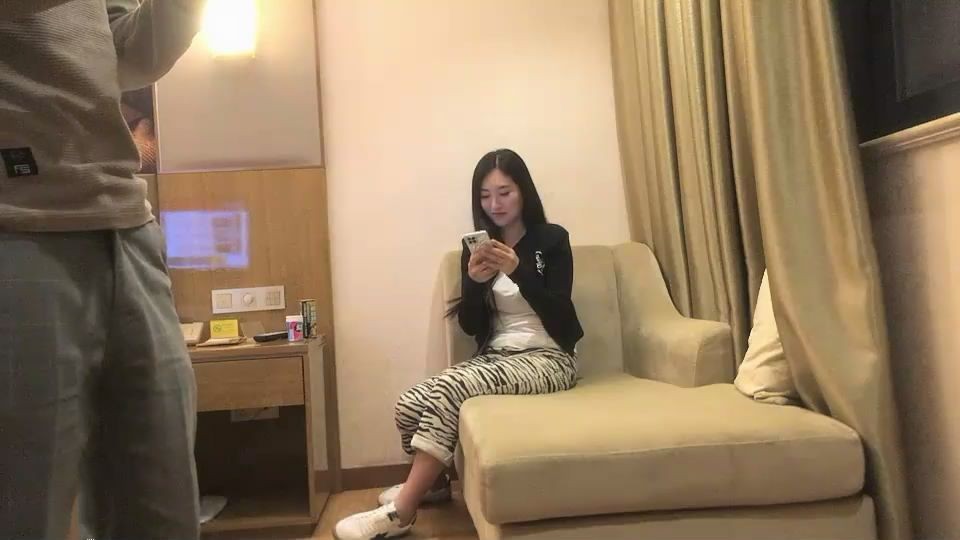 帥小夥酒店約啪酒吧認識的氣質高挑大美女，開始有點不願意，連摸帶親半推半就扒光猛乾