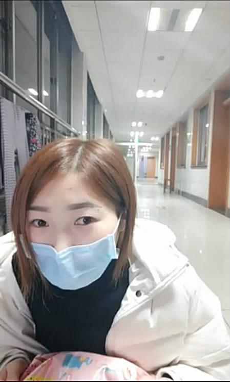 逆天了-夜晚醫院病房區看望病人直接和病友在病房的床上啪啪