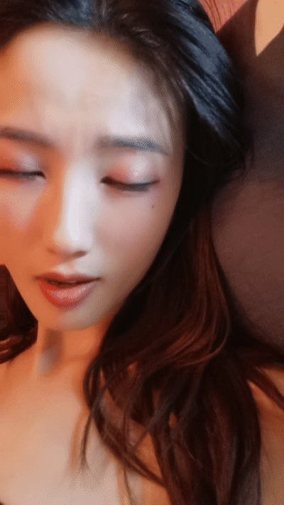 美臀大長腿顏值女神連體網襪激情被操出白漿，迫不及待想要舔弄大屌，騎乘抱著屁股打樁大量白漿，從下往上視角拍攝