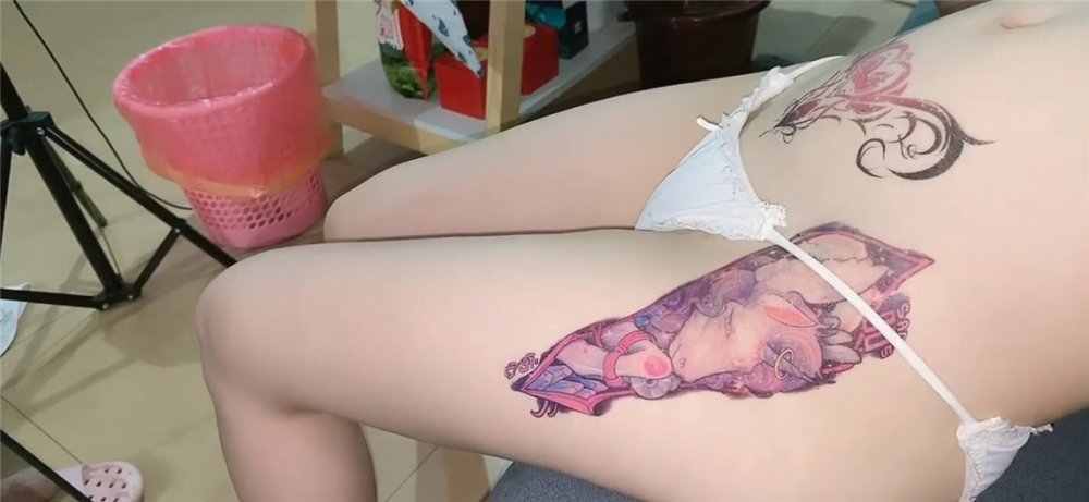 【超極品❤️推薦】極品身材爆乳嫩妹『一隻小嘤嘤』特別篇 瞞著男友約粗屌粉絲 無套爆操沙發震衝刺花芯