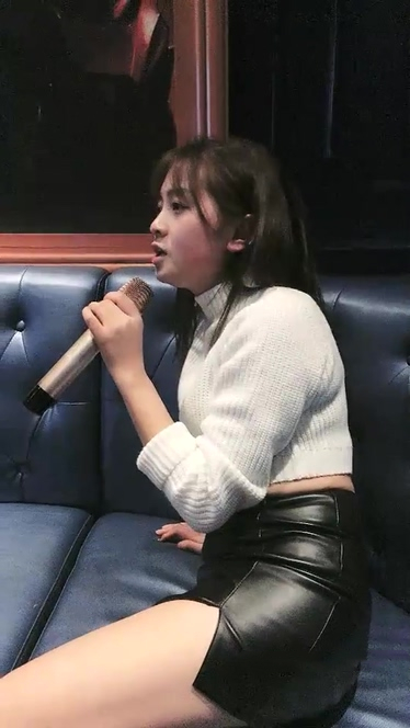 迷人的小姐姐呀多毛小姐姐KTV啪啪再回房間繼續，邊唱歌邊後入手指扣弄高潮噴水