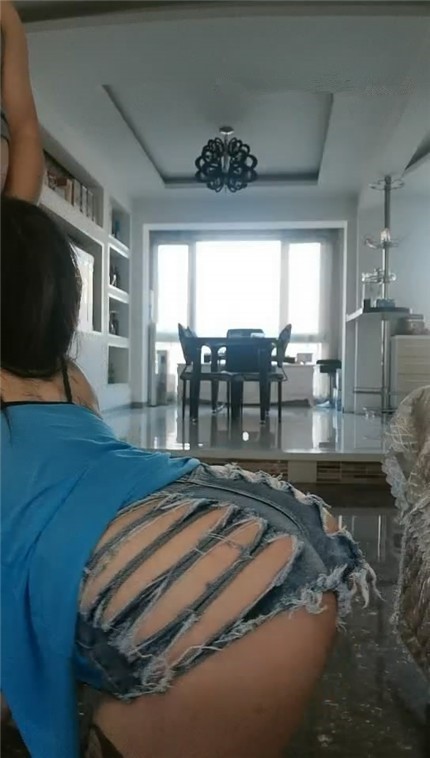 超棒身材女孩蒙眼玩刺激-狗鏈調教-後入懟著操不停浪叫-找粉絲來玩3P-前懟後操真刺激