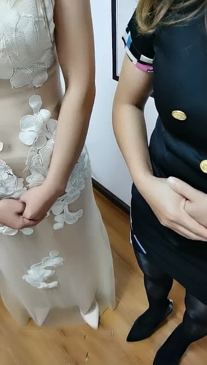 午夜尋花足療店裡的雙飛-制服絲襪誘惑先享受按摩足療再勾搭技師啪啪