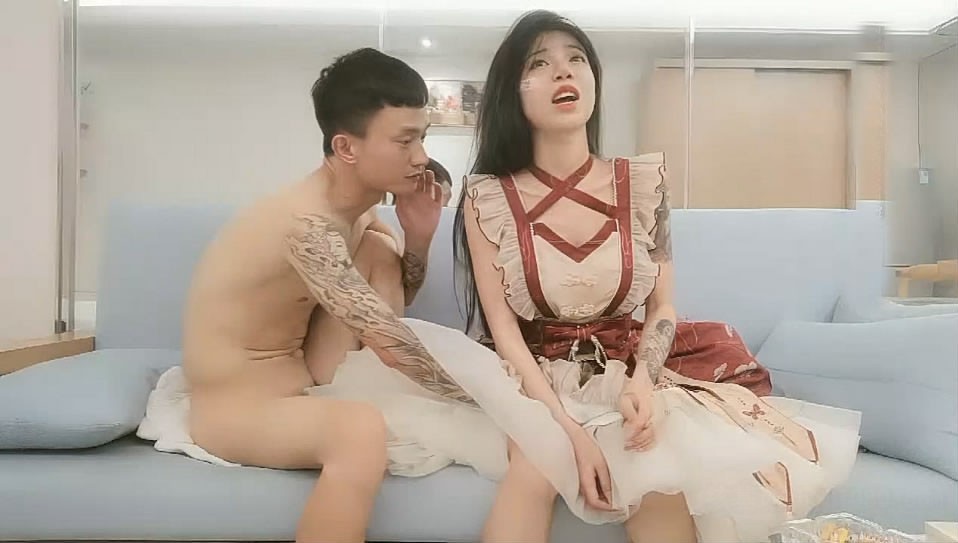 白天銀行的職業女性-但此刻淪為胯下母狗-美女穿洛麗塔被干