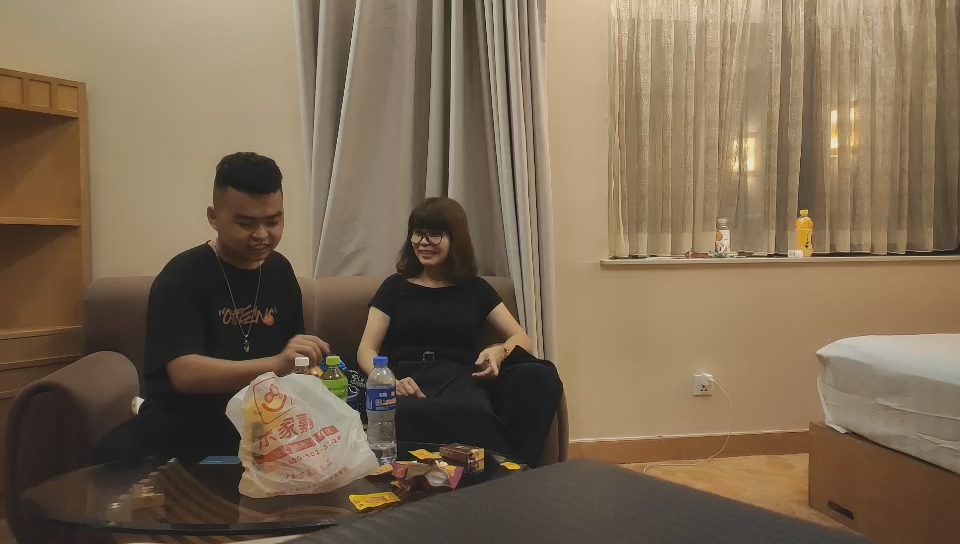 【專約老阿姨】，今晚乾眼鏡阿姨，知性溫柔，乳房又白又大又粉，淫蕩饑渴，超清畫質，高清源碼錄製
