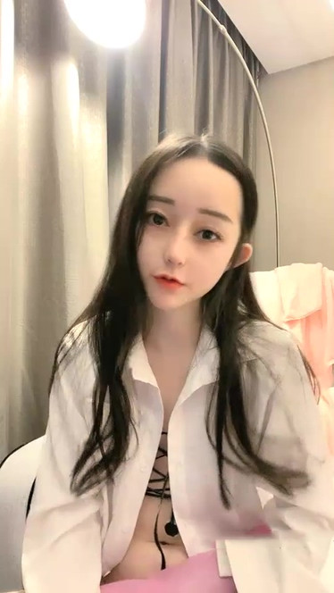 小熱巴超嫩高顏值妹子自慰啪啪雙女熱舞扭動，特寫震動棒抽插口交後入大力猛操