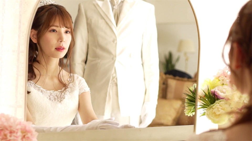 苗條美腿新娘舉行婚禮後的生活好性福啊，先被公公舔吸抽插刺激高潮又被老公猛操爽的翻天