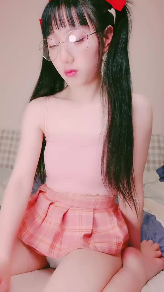 雙馬尾長相清純無毛粉嫩白虎眼鏡蘿莉萌妹難得露臉啪啪秀，舔奶翹起屁股露逼口交上位抱著抽插站立後入【MP4/336MB】