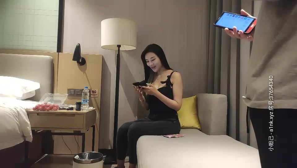 步賓探花約了個性感黑衣牛仔褲妹子啪啪，揉搓奶子舔弄近距離特寫口交抽插猛操