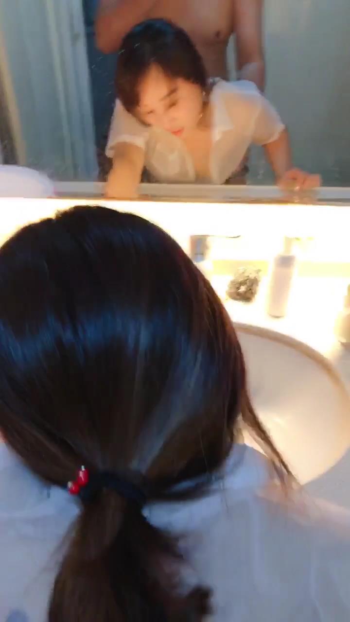 美味阿姨拉到鏡子前後入，露臉艹到她哇哇叫！