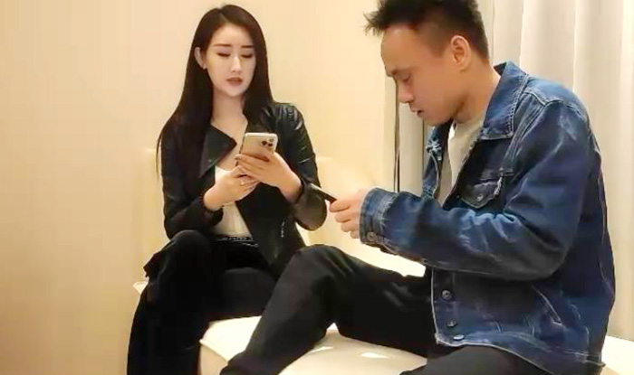 高顏值長髮的氣質禦姐-換上了空姐制服，豐滿圓潤的身材，和老哥聊天總她總是愛笑